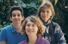 מימין לשמאל: ד"ר עדנה בן-אשר, ד"ר צביה אולנדר וד"ר נילי אבידן. שורשים גנטיים